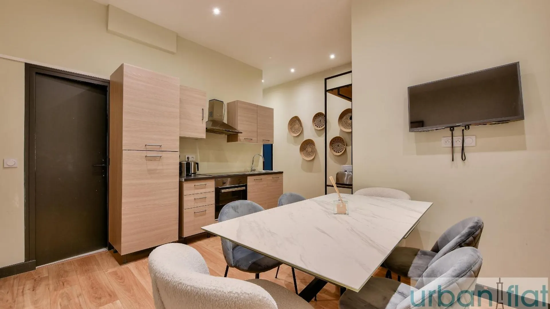 159 - Urban Beautiful Brand New Flat In Paris contacts